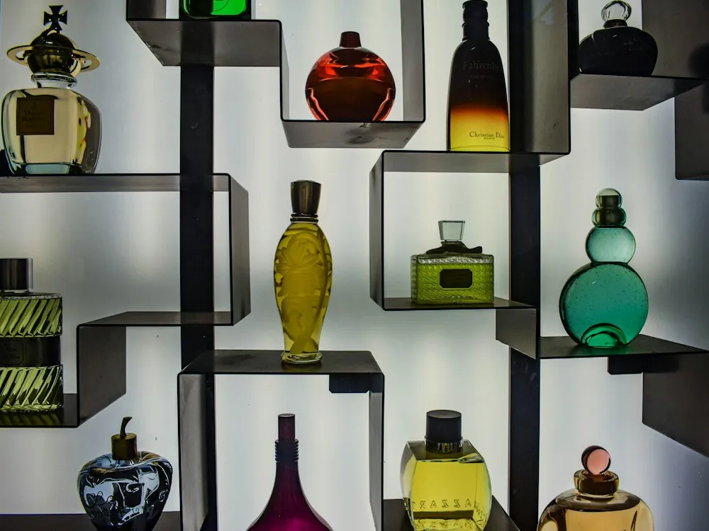 قفسهٔ عطرفروشی